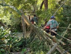 Perbaiki Jembatan Gantung, Upaya Satgas Pamtas 643 Bantu Perekonomian Warga
