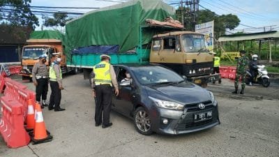 Sekat Jalan Masuk Terminal Mengwi, Tim Gabungan PPKM Darurat Periksa Ratusan Kendaraan