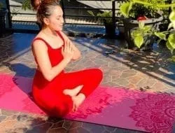 Potret Ayu Ting Ting Yoga, Merah Merona