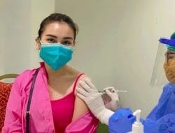 Ekspresi Ayu Ting Ting Disuntik Vaksin Covid-19