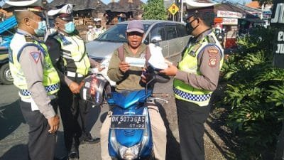Unit Lantas Polsek Kuta Utara Turun ke Jalan Bagikan Masker