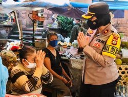 Wakapolres Badung Bagikan Masker di Pasar Adat Putra Sedana Abianbase