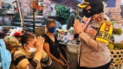 Wakapolres Badung Bagikan Masker di Pasar Adat Putra Sedana Abianbase