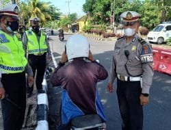Polantas Polres Badung Bagi-bagi Masker di Jalan Raya Mengwi