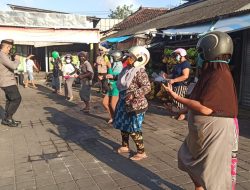 Dendangkan Lagu Bali, Kapolsek Kuta Sasar Pasar Tradisional Tekankan Disiplin Protokol Kesehatan