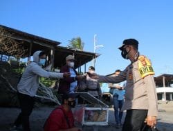 Kapolres Badung, Bagi-bagi Masker di Pantai Batu Bolong