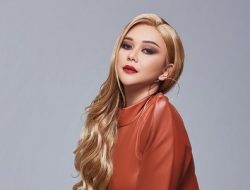 Aura Kasih Pamer Rambut Warna Emas, Disebut Artis Korea