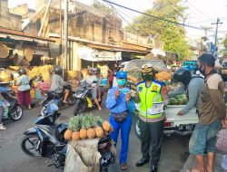 Satlantas Polresta Denpasar Berbagi Masker ke Pedagang Pasar Kumbasari