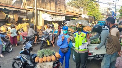 Satlantas Polresta Denpasar Berbagi Masker ke Pedagang Pasar Kumbasari