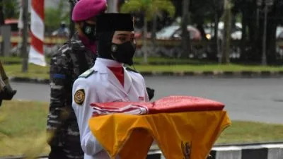 Pelajar Asal Kota Pontianak Jadi Pembawa Baki Penurunan Bendera HUT ke-76 RI