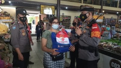 Sidak ke Pasar Desa Adat Legian, Kapolsek Kuta Bagikan Sembako dan Masker