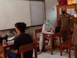 Satpol PP Kelurahan Pulo Gebang Awasi Prokes di Sentra Vaksinasi