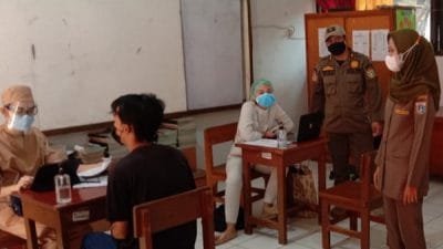 Satpol PP Kelurahan Pulo Gebang Awasi Prokes di Sentra Vaksinasi