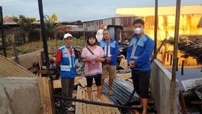 Damkar Kong Sun Serahkan Bantuan untuk Korban Kebakaran di Siantan