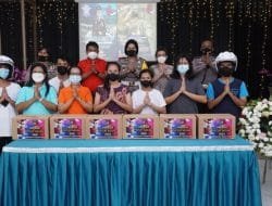 HUT ke-66 Lantas, Satlantas Polresta Denpasar Berbagi Helm dan Sembako