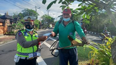 Unit Lantas Polsek Mengwi Turun ke Jalan Bagi-Bagi Masker