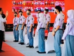 Presiden Jokowi Tinjau Vaksinasi 3500 Siswa di Cilacap