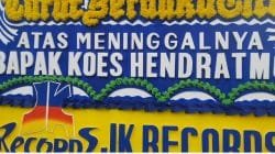 Karangan Bunga Koes Hendratmo