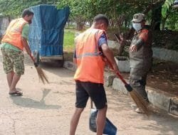Pelanggar Prokes di Pluit Dikenakan Sanksi Menyapu Jalan