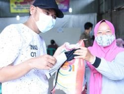 Usai Divaksin, Warga Pondok Kopi Dapat Hadiah Sekarung Beras