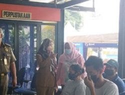 Vaksinasi di Tomang Berjalan Lancar, Satpol PP Imbau Tetap Patuhi Prokes