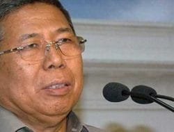 Diguyur Hujan Lebat, Mahfud MD Pimpin Pemakaman Eks Mensesneg