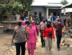 Ketua Bhayangkari Cabang Bima Tinjau Lokasi Kebakaran dan Serahkan Bantuan Sosial