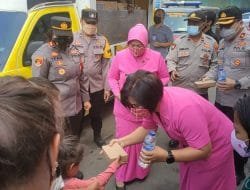 Peduli di Masa Pandemi, Bhayangkari Polsek Metro Tamansari Bagikan Makanan