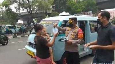 Kapolsek Tamansari Bagikan Masker