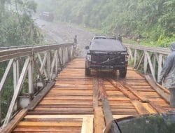 TNI-Polri dan Masyarakat Perbaiki Jembatan