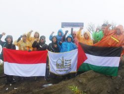 AWG Kibarkan Bendera Indonesia-Palestina di 5 Puncak Gunung