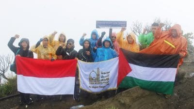 AWG Kibarkan Bendera Indonesia-Palestina di 5 Puncak Gunung