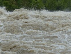Banjir Arah Dieng Jateng  Berimbas Luapan Sungai Serayu