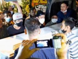 Tangis Haru Pemakaman Vanessa Angel