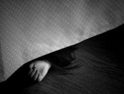 Tak Ada Kabar, Istri Ditemukan Suami Tewas di Indekos