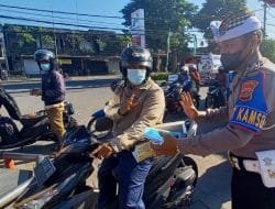 Satlantas Polres Badung Gencar Bagikan Masker