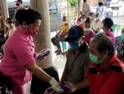 Bhayangkari Ranting Gianyar Gelar Bakti Sosial Saat Vaksinasi