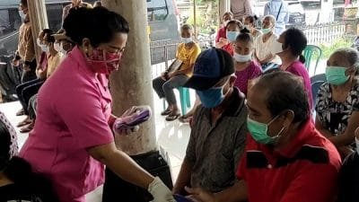 Bhayangkari Ranting Gianyar Gelar Bakti Sosial Saat Vaksinasi
