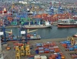 Pelabuhan Tanjung Priok di Hari Pertama Pembatasan Angkutan Barang