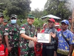 Merasakan Kemeriahan Natal, Kodam XVII/Cenderawasih Berbagi Tali Asih Kepada Jemaat Gidi