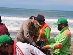 Luar Biasa! Diapresiasi Bupati, Kapolres Badung Bersihkan Sampah di Pantai Berawa