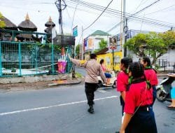 Bhabinkamtibmas Denpasar Bantu Warga Lakukan Pengaturan dan Ingatkan Prokes
