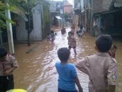 Kali Pesanggrahan Meluap