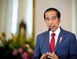 Jokowi dan Iriana Berikan Bantuan Kepada Pedagang Kaki Lima