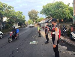 Personel Polsek Abiansemal Atur Lalu Lintas dan Imbau Masyarakat Jalani Prokes