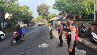 Personel Polsek Abiansemal Atur Lalu Lintas dan Imbau Masyarakat Jalani Prokes