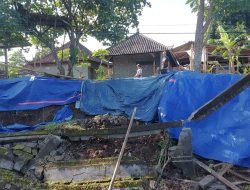 Tembok Penyengker Rumah Warga di Kelurahan Beng Roboh Tutup Akses Jalan