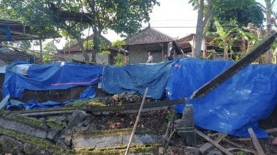 Tembok Penyengker Rumah Warga di Kelurahan Beng Roboh Tutup Akses Jalan