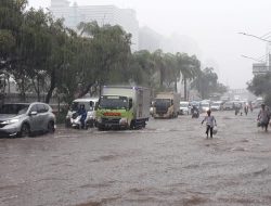 Hati-hati, Banjir Genangi Jalan Gunung Sahari