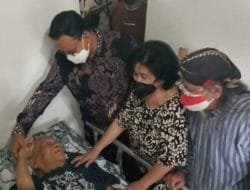 Anies Baswedan Jenguk Sastrawan Remy Sylado yang Terkena Stroke